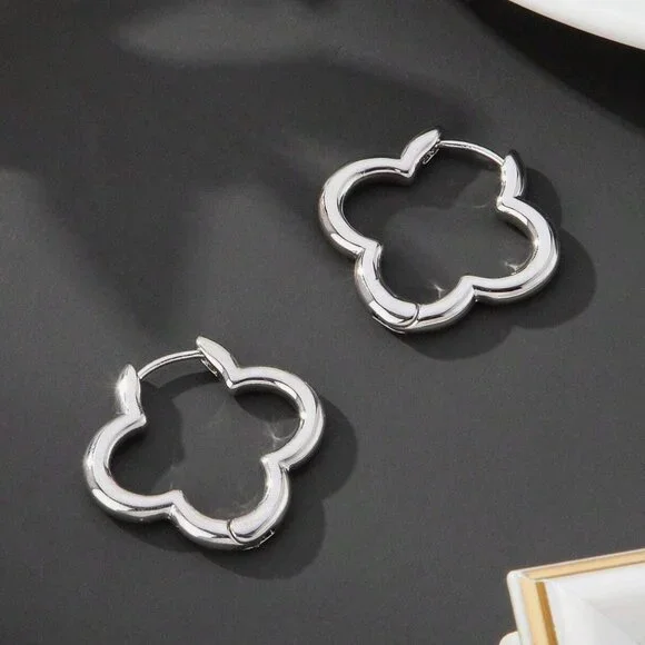 Clover Flower Small Earrings - Silver Color - Picture 2 of 3